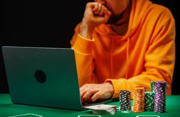 Gracz analizujący bonus 20 euro bez depozytu na ekranie laptopa