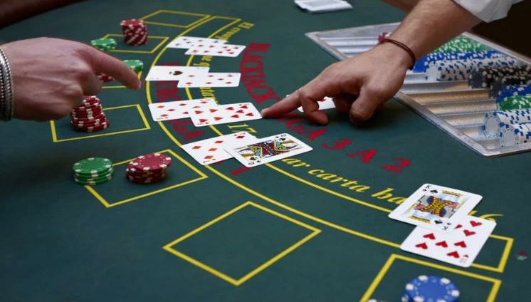 Talia kart rozłożona na stole – przygotowanie do gry w oczko 21