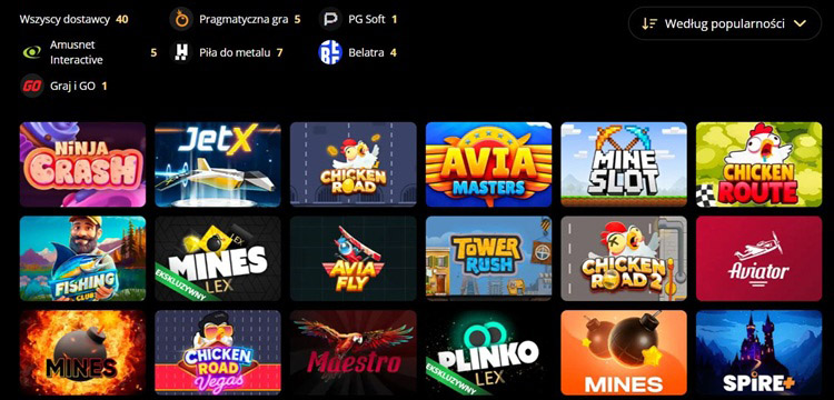 Osoba grająca w bakarata z krupierem w kasynie online na swoim laptopie