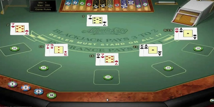 Stół do blackjacka z kartami i żetonami w polskim kasynie