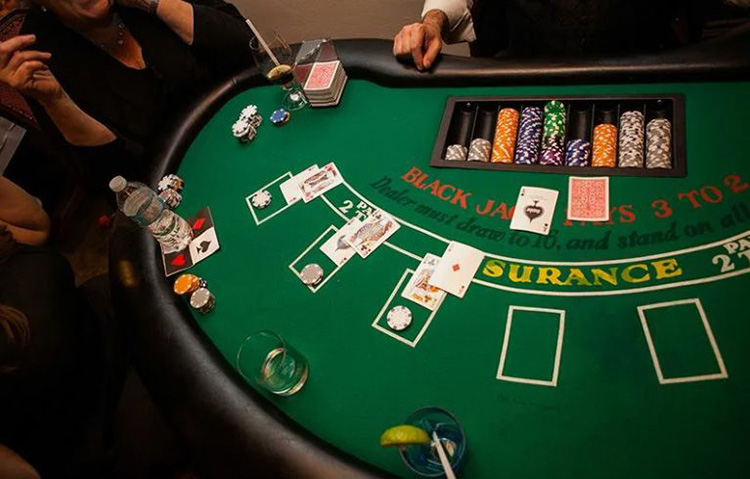 Stół do blackjacka z rozłożonymi kartami gracza i krupiera — as i król dają 21 punktów (blackjack)