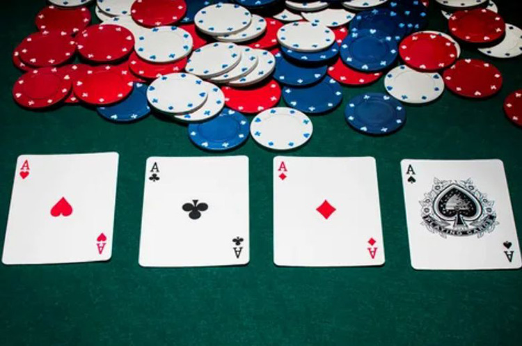 Przykładowa ręka z czterema asami na stole pokerowym
