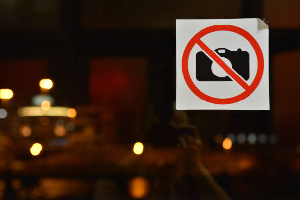 Regulamin kasyna wiszący na ścianie z wyraźnym punktem o zakazie fotografowania i nagrywania