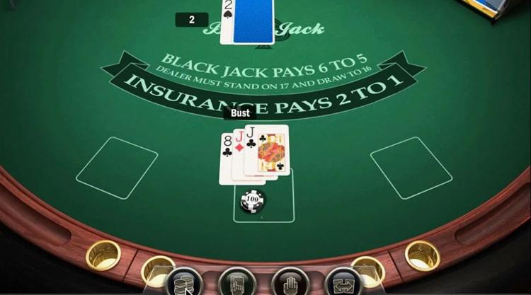 Stół do blackjacka z kartami i żetonami