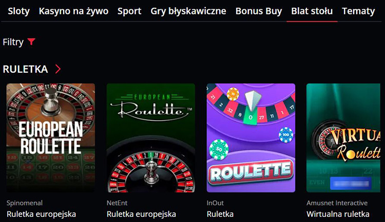 Osoba siedząca przed komputerem, trzymająca telefon z ustawionym alarmem, obok filiżanka herbaty. Spokojne, kontrolowane środowisko gry.