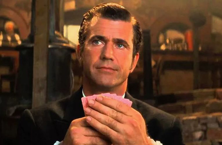 Mel Gibson jako Bret Maverick w filmie Maverick — scena przy stole pokerowym