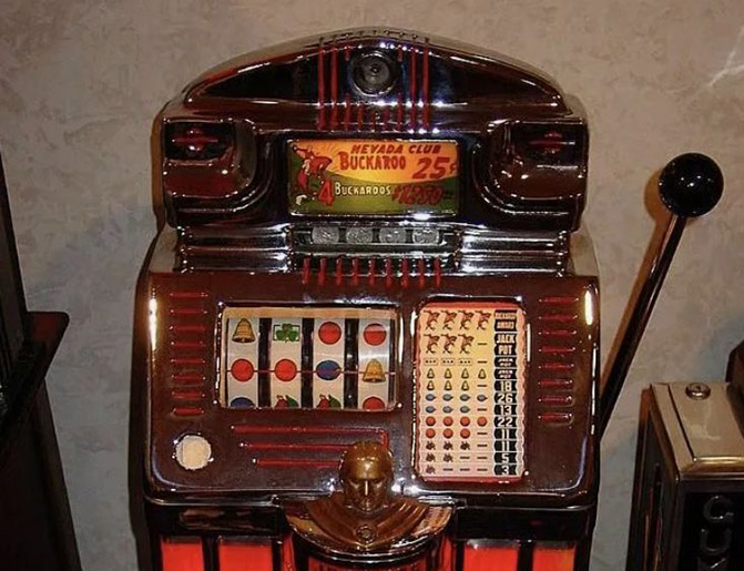 Stary mechaniczny automat Liberty Bell z przełomu XIX i XX wieku