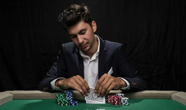 Gracz analizujący strategię blackjacka przy stole kasynowym