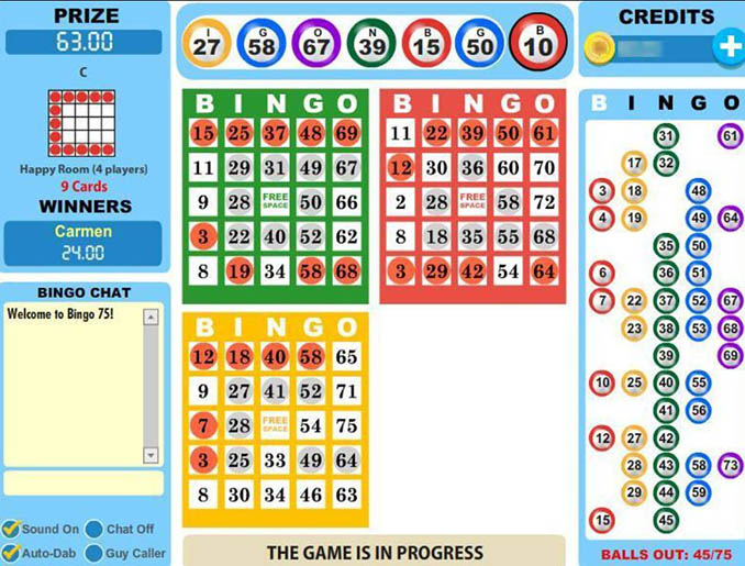 Gracz Bingo z wieloma kuponami i flamastrami — koncentracja i organizacja