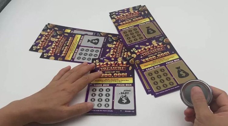 Zestaw zdrapek Lotto z widocznymi polami do zdrapania