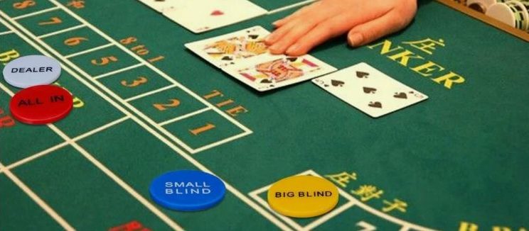Stół pokerowy z zaznaczonymi pozycjami – dealer, small blind, big blind i inne