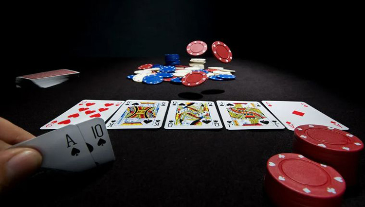 Talia kart pokerowych rozłożona na stole