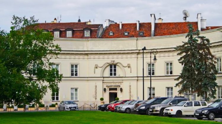 Wejście do eleganckiego kasyna stacjonarnego w Polsce z portierem i szyldem