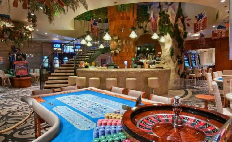Wnętrze Casinos Poland w Hotelu Marriott – eleganckie stoły do blackjacka i ruletki