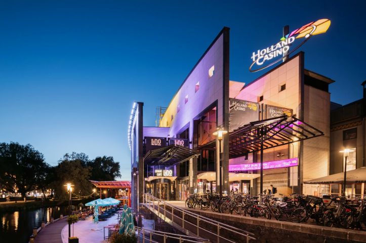 Wejście do Holland Casino Amsterdam Centrum przy Max Euweplein