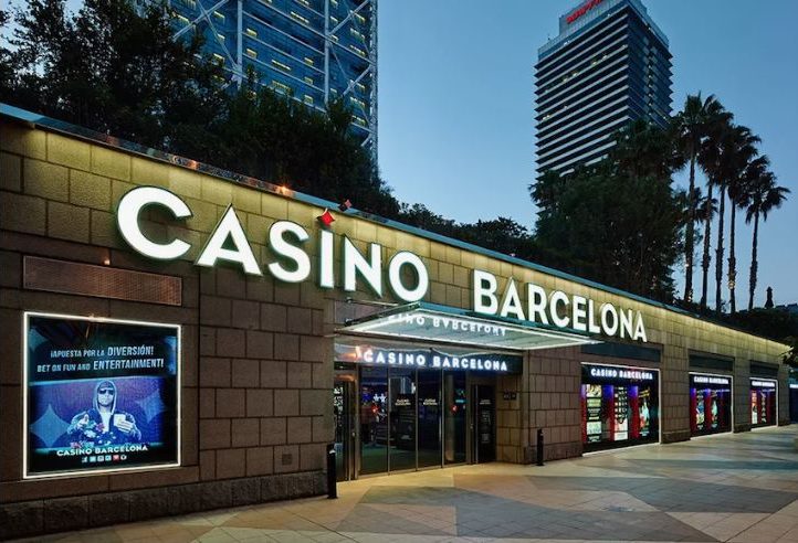 Wieczorna Barcelona z nadmorską promenadą i elegancką atmosferą rozrywki