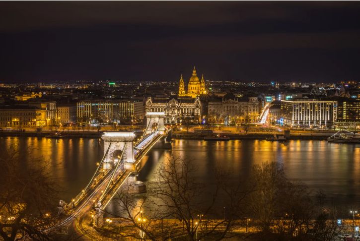 Panorama Budapesztu z Mostem Łańcuchowym i Zamkiem Królewskim — nocna atmosfera miasta
