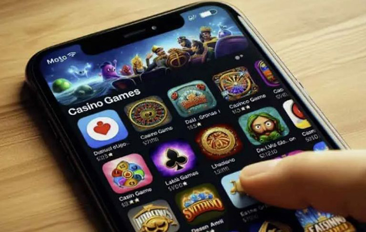 Osoba grająca w kasynie online na iPhonie, telefon trzymany w dłoni, widoczny ekran z grą