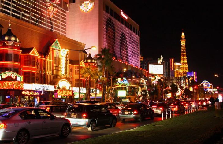 Panorama Las Vegas nocą z neonami, hotelami i światłami The Strip