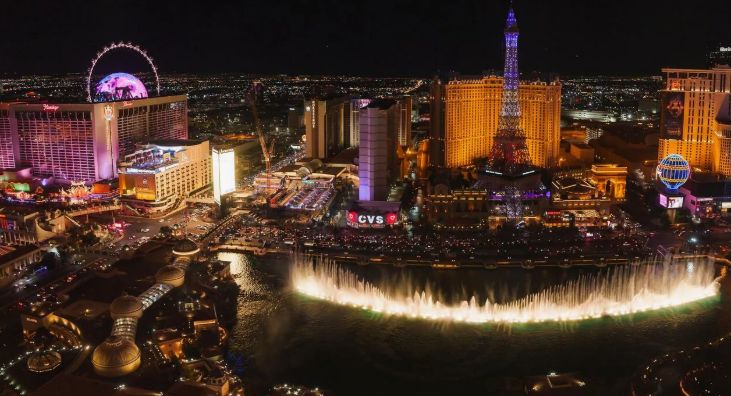 Wieczorne Los Angeles z panoramą miasta i atmosferą rozrywki
