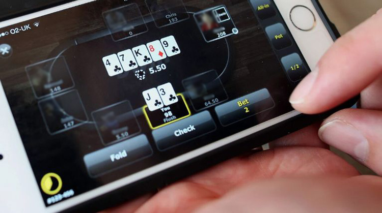 Ekran smartfona z uruchomioną grą w ruletkę na żywo z krupierem