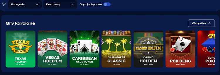 Krupier w kasynie na żywo rozdający karty do blackjacka w profesjonalnym studiu