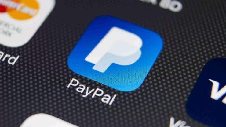 Logo PayPal na tle smartfona — najpopularniejszy e-portfel na świecie