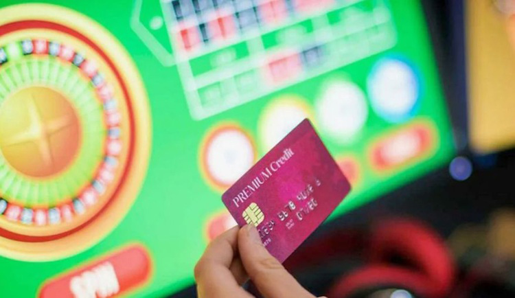 Karta Visa obok ekranu kasyna online z bezpieczną płatnością 3-D Secure