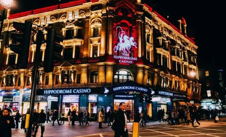 Nocna panorama centrum Londynu z podświetlonym Leicester Square i neonami kasynowymi w tle