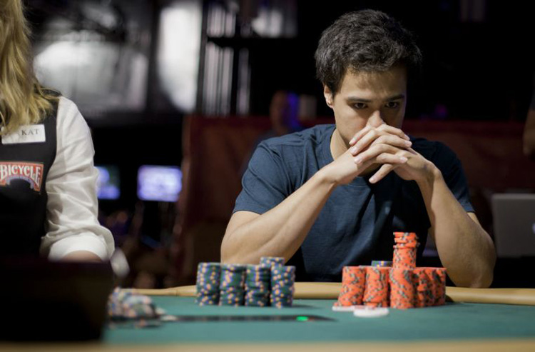Gracz analizujący rozdane karty przy stole blackjacka