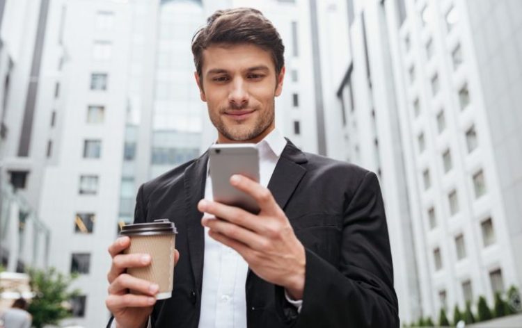 Płatność mobilna wykonywana za pomocą smartfona