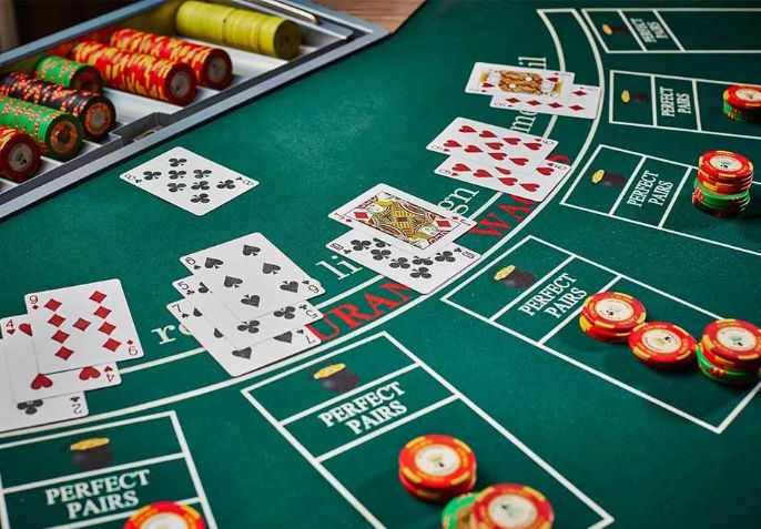 Ekran gry w oczko online z widocznymi kartami gracza i krupiera