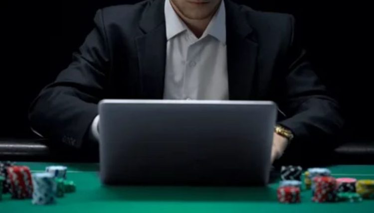 Gracz analizujący opinie o zagranicznych kasynach na laptopie