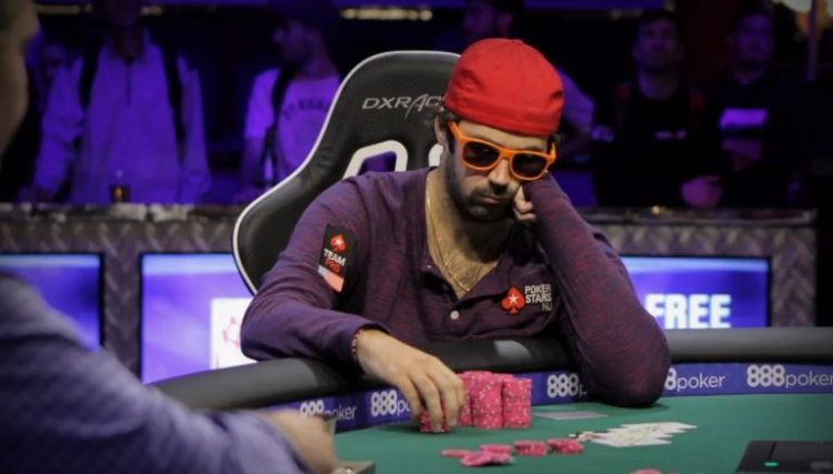 Gracz pokerowy korzystający z kryptowalut przy stole online