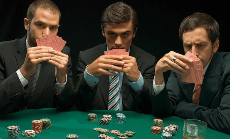 Klasyczny stół pokerowy z graczami zachowującymi niewzruszone wyrazy twarzy