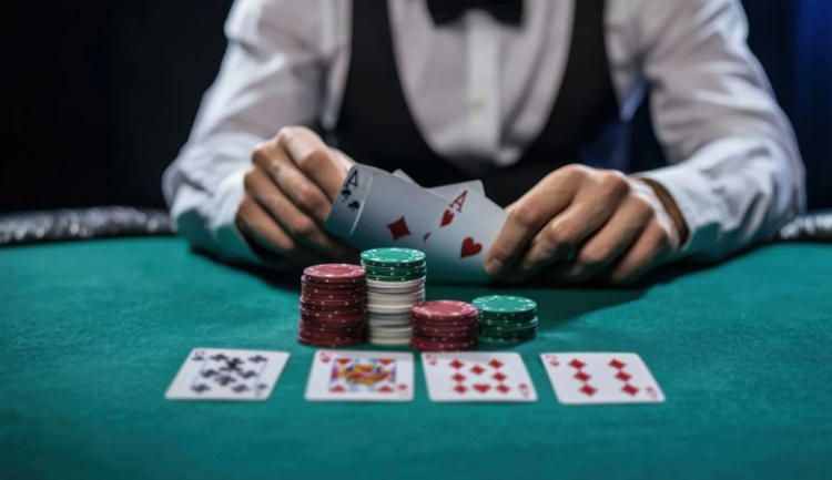 Gracz analizujący karty pokerowe i żetony na stole