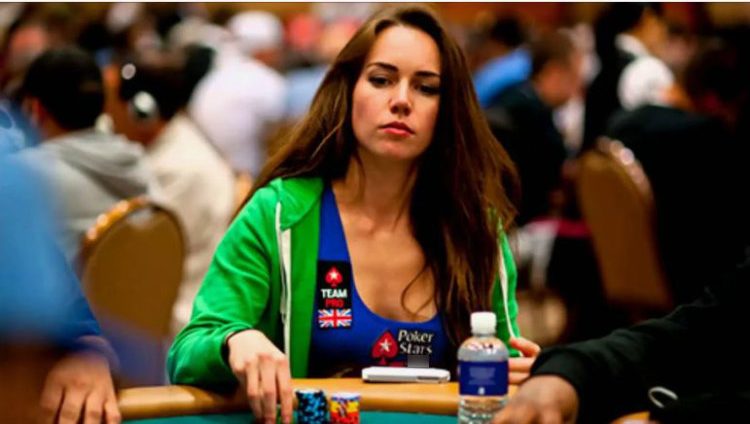 Gracz przy stole pokerowym analizujący karty
