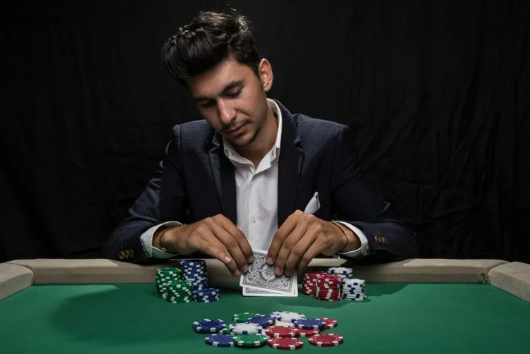 Gracz analizujący szanse matematyczne podczas rozdania pokerowego