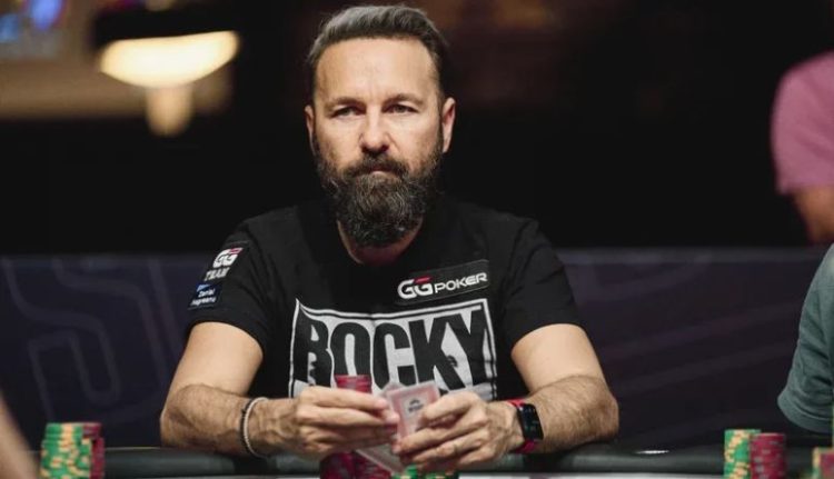 Gracz przy stole pokerowym analizujący karty