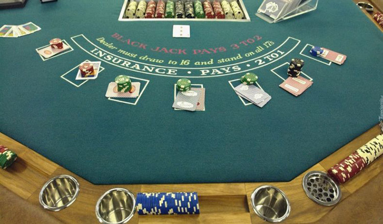 Stół pokerowy z kartami i żetonami w klimacie Szczecina