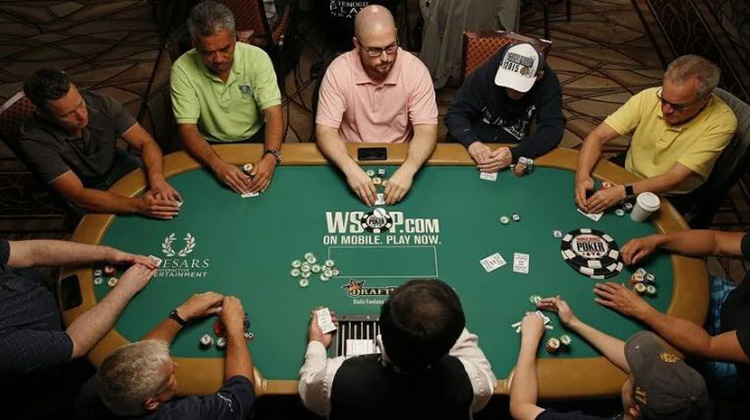 Stół pokerowy w kasynie podczas gry na żywo