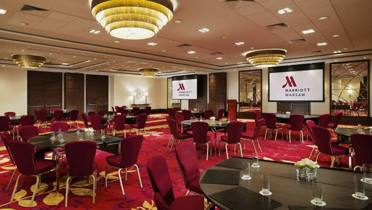 Wejście do kasyna przy hotelu Marriott w Warszawie — elegancki hol z recepcją i ochroną
