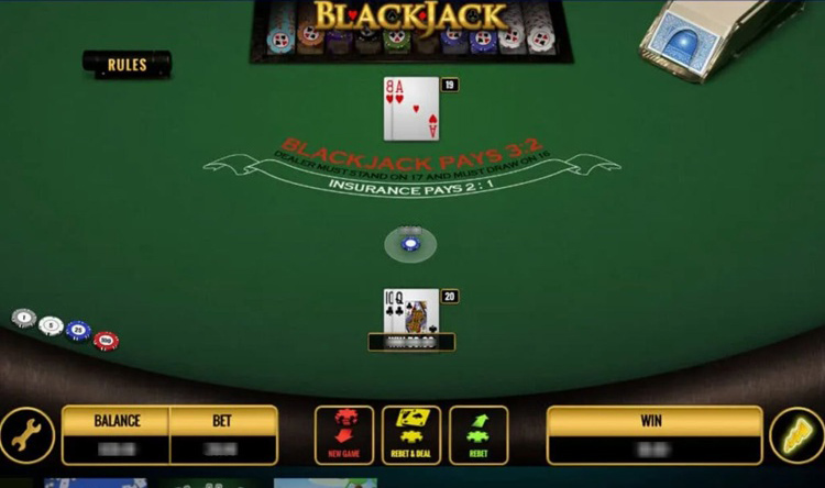 Widok stołu blackjacka w symulatorze z kartami i żetonami